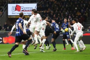 Inter Milan thắng 2-0 trước Fiorentina, chiếm ngôi đầu Serie A