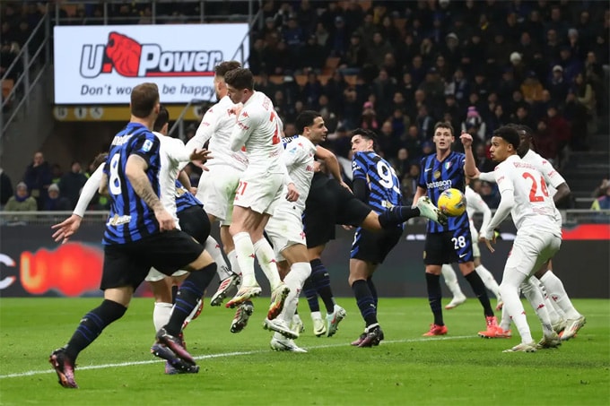 Inter Milan thắng 2-0 trước Fiorentina, chiếm ngôi đầu Serie A