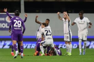 Trận Fiorentina vs Inter Milan Hoãn Do Cầu Thủ Edoardo Bove Đột Quỵ