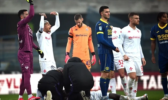 Moise Kean ngã gục trên sân, Fiorentina lo lắng chờ tin sức khỏe